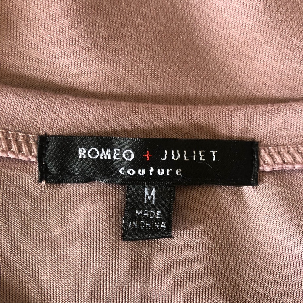 Romeo & Juliet Couture Maeve Cropped Top - Picture 5 of 6